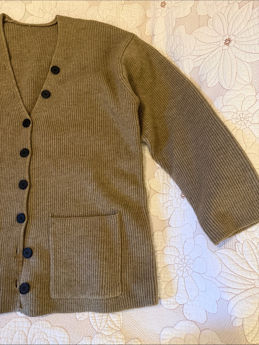 Classic oversized Ribbed Button Cardigan - Picture 3 of 6